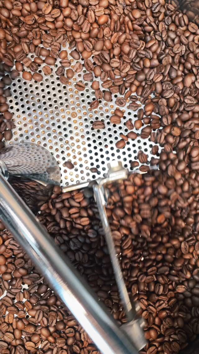 焙煎から店内で行ってます。
是非、コーヒーブレイクのお供に
美味しいパンと当店をご利用ください☕️🪽

〜〜〜〜〜〜〜〜〜〜〜〜〜〜〜〜〜〜〜〜〜〜

#淡路島 #淡路パン #淡路パン屋 #淡路ベーカリー #淡路グルメ #アワイチ #パン屋 #ベーカリー #明石海峡大橋 #淡路島グルメ #淡路島ドライブ #日帰り旅行 #パン屋 #淡路西海岸 #淡路島デート #淡路島ベーカリー #淡路島カフェ #コーヒー #ddベーカリー #ddbakery  #季節限定 #cafe #cafeteria #coffee #coffeetime #lartte