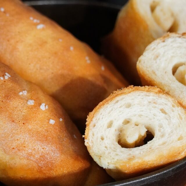 NEW🥐

「淡路島藻塩バターダマンド」

瀬戸内は藻塩つくりの歴史が古く、特に淡路島は
その中でも藻塩の有名な産地とされています！
マイルドな風味、香り、旨味を持っているため
自然な旨みがあると多くの人気を得ています😆

そんな藻塩を使った塩バターダマンドは
キャンプのお供や、クリーム系の料理との相性が◎です！

店頭に並んでいたら、そういえば
そんなパンもあったな〜なんて
興味を持ってもらえたら嬉しいです♪

是非、お買い求めいただいた際には
自分好みの食べ方を探してみてください🪴

〜〜〜〜〜〜〜〜〜〜〜〜〜〜〜〜〜〜〜〜〜〜

#淡路島 #淡路パン #淡路パン屋 #淡路ベーカリー #淡路グルメ #アワイチ #パン屋 #ベーカリー #明石海峡大橋 #淡路島グルメ #淡路島ドライブ #日帰り旅行 #パン屋 #淡路西海岸 #淡路島デート #淡路島ベーカリー #淡路島カフェ #コーヒー #ddベーカリー #ddbakery  #季節限定 #cafe #cafeteria #coffee #coffeetime #lartte